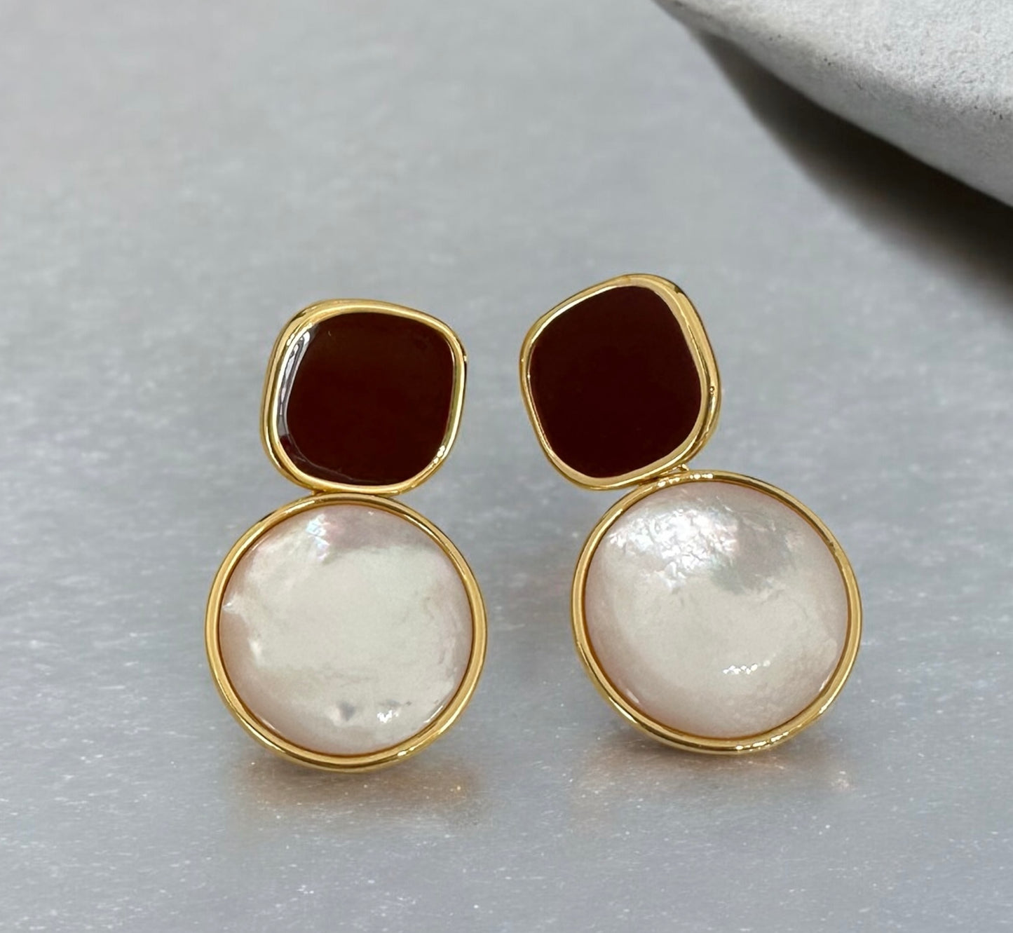 Red agate and Pearl oyster earrings