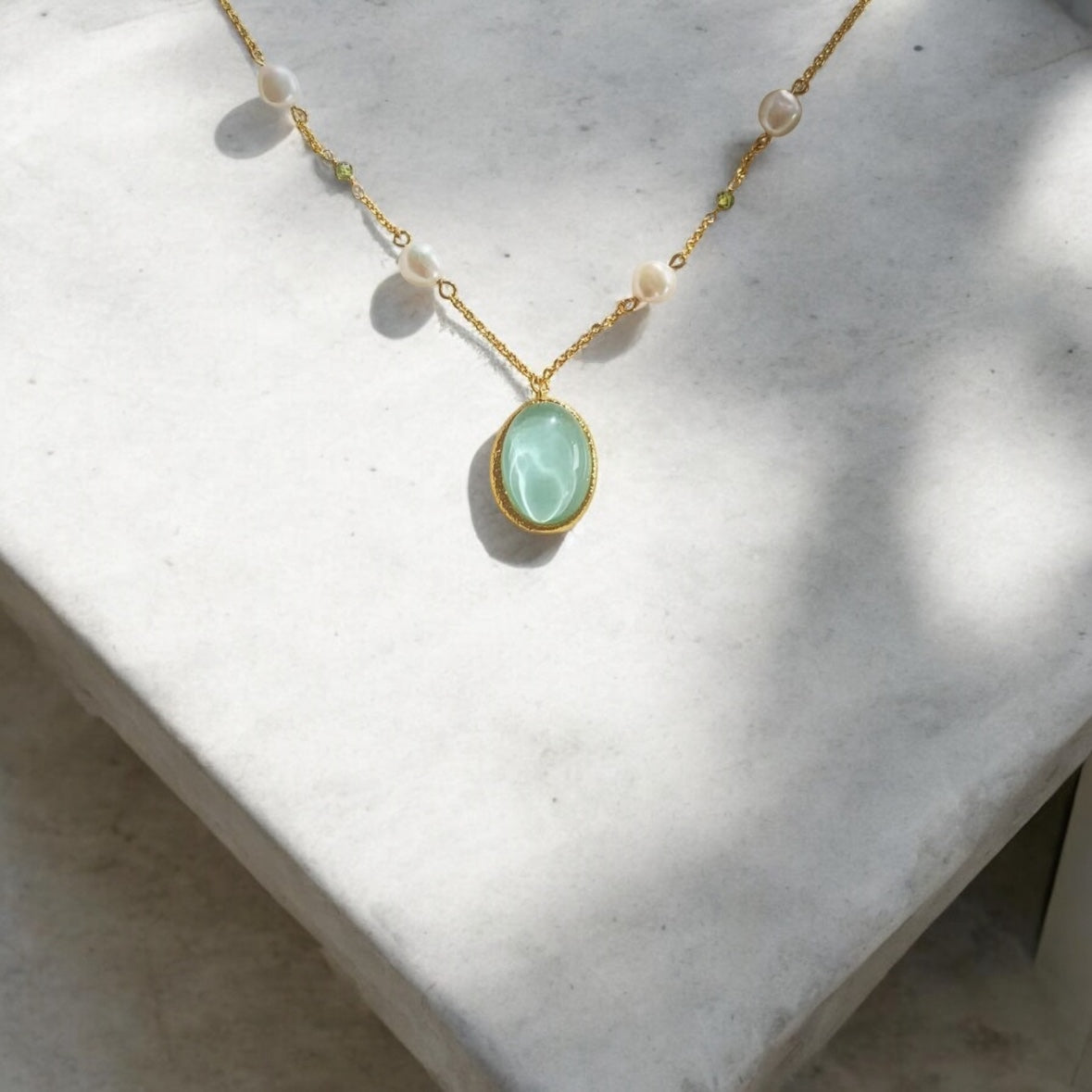 Green jelly pearl necklace